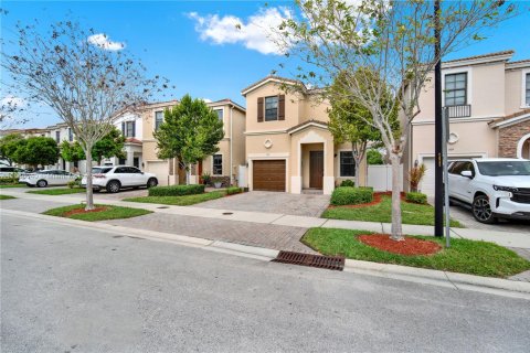 House in Miami, Florida 4 bedrooms, 195.56 sq.m. № 1897188 - photo 2
