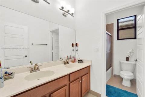 House in Miami, Florida 4 bedrooms, 195.56 sq.m. № 1897188 - photo 21