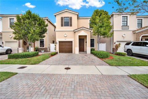 House in Miami, Florida 4 bedrooms, 195.56 sq.m. № 1897188 - photo 1