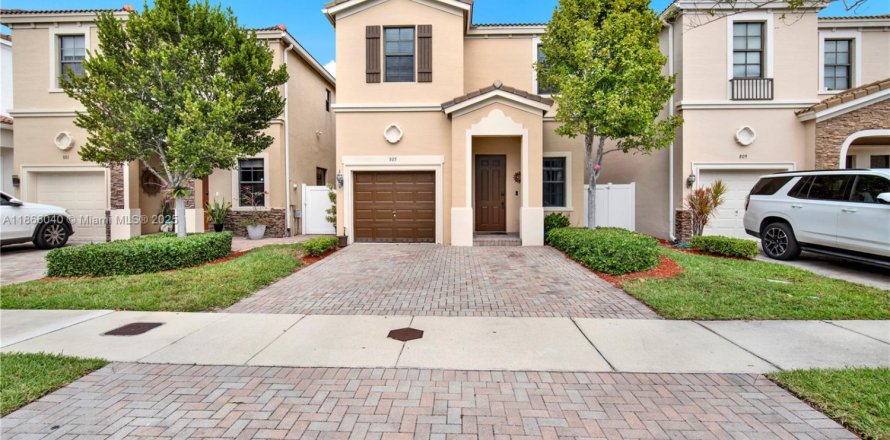 House in Miami, Florida 4 bedrooms, 195.56 sq.m. № 1897188