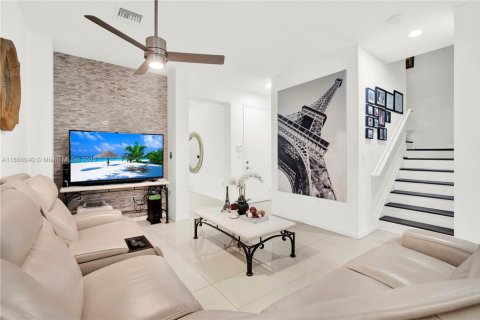 House in Miami, Florida 4 bedrooms, 195.56 sq.m. № 1897188 - photo 11