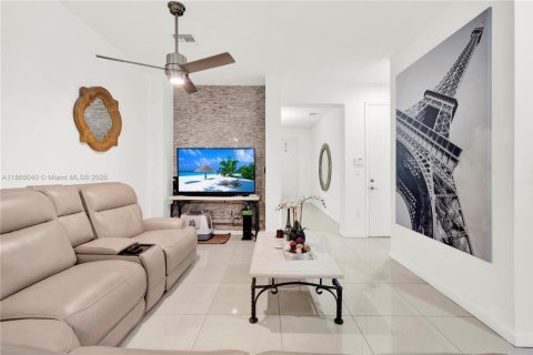 House in Miami, Florida 4 bedrooms, 195.56 sq.m. № 1897188 - photo 10