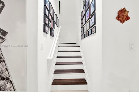 House in Miami, Florida 4 bedrooms, 195.56 sq.m. № 1897188 - photo 18