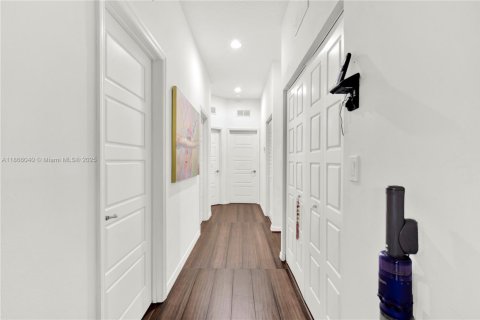 House in Miami, Florida 4 bedrooms, 195.56 sq.m. № 1897188 - photo 25