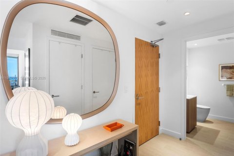 Condo in Miami Beach, Florida, 1 bedroom № 2008898 - photo 12