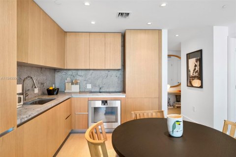 Condo in Miami Beach, Florida, 1 bedroom № 2008898 - photo 11