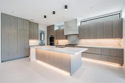 House in Tampa, Florida 5 bedrooms, 438.87 sq.m. № 2417060 - photo 6