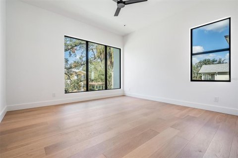 House in Tampa, Florida 5 bedrooms, 438.87 sq.m. № 2417060 - photo 20