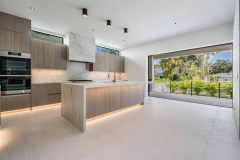 House in Tampa, Florida 5 bedrooms, 438.87 sq.m. № 2417060 - photo 9