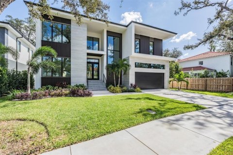 House in Tampa, Florida 5 bedrooms, 438.87 sq.m. № 2417060 - photo 4