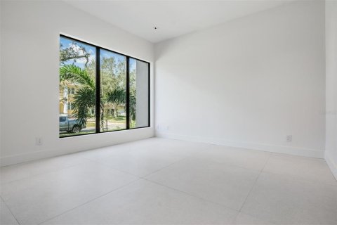 House in Tampa, Florida 5 bedrooms, 438.87 sq.m. № 2417060 - photo 22