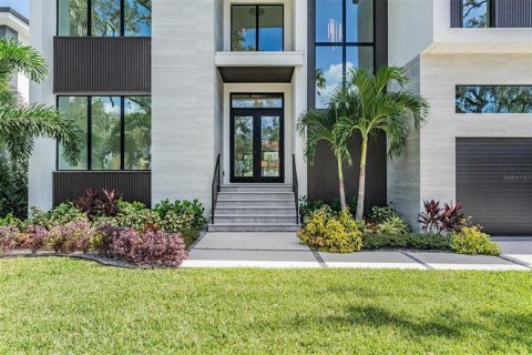 House in Tampa, Florida 5 bedrooms, 438.87 sq.m. № 2417060 - photo 5