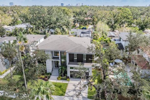 House in Tampa, Florida 5 bedrooms, 438.87 sq.m. № 2417060 - photo 2