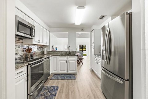 House in Sarasota, Florida 3 bedrooms, 156.54 sq.m. № 2138957 - photo 10