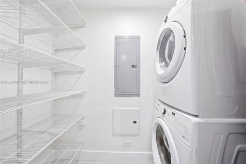 Снять в аренду кондоминиум в Майами, Флорида 3 спальни, 133.31м2, № 2066395 - фото 11