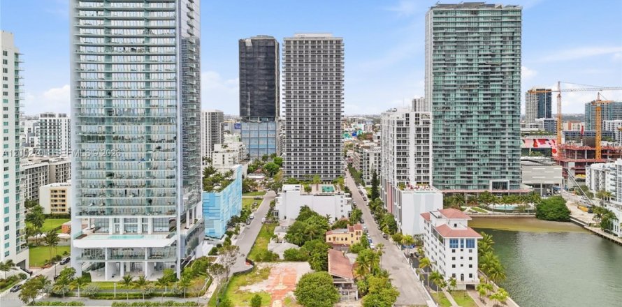 Кондоминиум с 3 спальнями в Майами, Флорида № 2066395