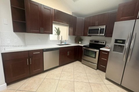 Villa ou maison à louer à Miami, Floride: 4 chambres, 131.64 m2 № 1974681 - photo 2