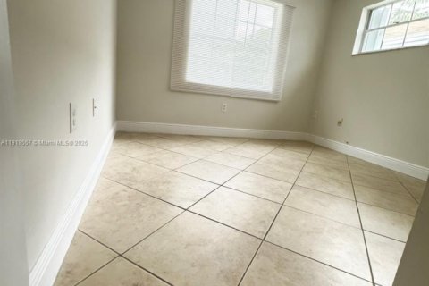 Villa ou maison à louer à Miami, Floride: 4 chambres, 131.64 m2 № 1974681 - photo 22