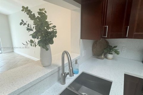 Villa ou maison à louer à Miami, Floride: 4 chambres, 131.64 m2 № 1974681 - photo 10