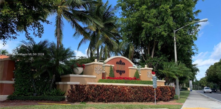 Townhouse in Doral, Florida 2 bedrooms, 91.04 sq.m. № 1895233