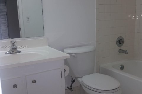 Condominio en venta en Pembroke Pines, Florida, 1 dormitorio, 75.34 m2 № 1702093 - foto 3