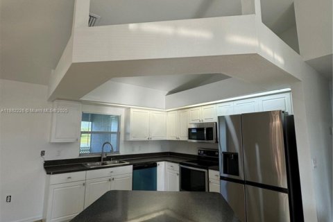 Villa ou maison à louer à Lehigh Acres, Floride: 4 chambres, 159.05 m2 № 1929630 - photo 8