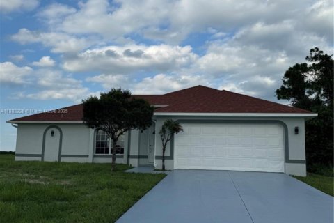 Villa ou maison à louer à Lehigh Acres, Floride: 4 chambres, 159.05 m2 № 1929630 - photo 1
