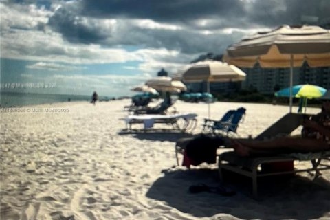 Condominio en alquiler en Miami Beach, Florida, 2 dormitorios, 126.35 m2 № 1931364 - foto 24