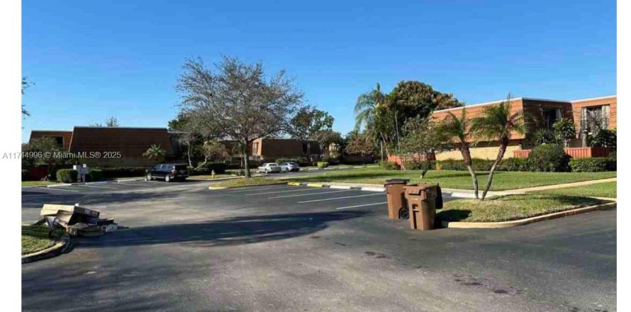 Townhouse in Deerfield Beach, Florida 2 bedrooms, 114.83 sq.m. № 1814561