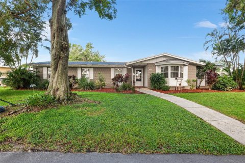 House in Winter Haven, Florida 4 bedrooms, 176.42 sq.m. № 1865856 - photo 1