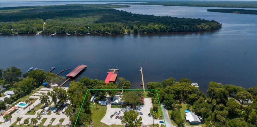 Propiedad comercial en Crescent City, Florida № 768407