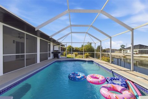 Casa en venta en Cape Coral, Florida, 4 dormitorios, 208.29 m2 № 2233593 - foto 2