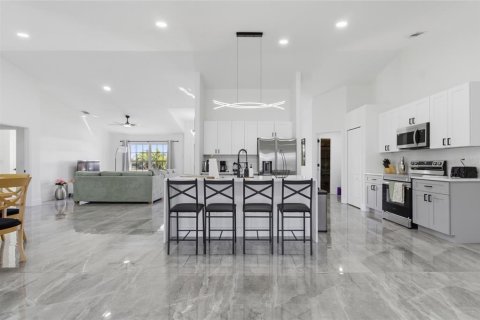 Casa en venta en Cape Coral, Florida, 4 dormitorios, 208.29 m2 № 2233593 - foto 5