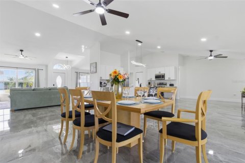 Casa en venta en Cape Coral, Florida, 4 dormitorios, 208.29 m2 № 2233593 - foto 15
