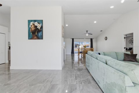 Casa en venta en Cape Coral, Florida, 4 dormitorios, 208.29 m2 № 2233593 - foto 16