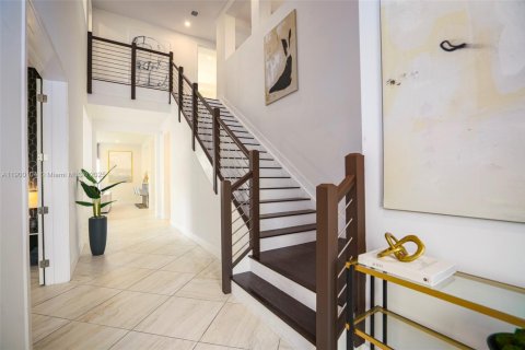 House in Miami, Florida 8 bedrooms, 411.19 sq.m. № 1952653 - photo 16