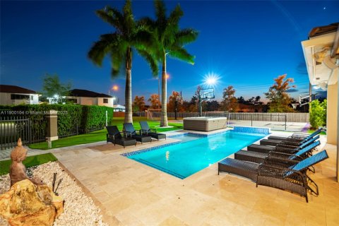House in Miami, Florida 8 bedrooms, 411.19 sq.m. № 1952653 - photo 11