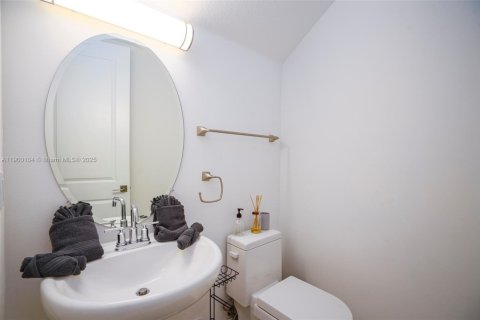 House in Miami, Florida 8 bedrooms, 411.19 sq.m. № 1952653 - photo 27