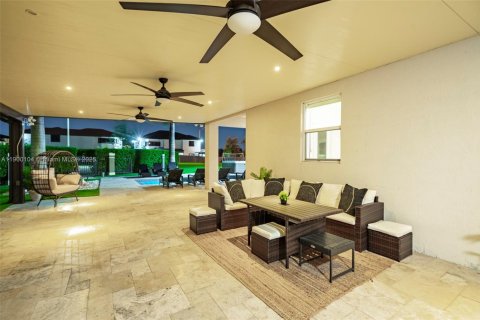 House in Miami, Florida 8 bedrooms, 411.19 sq.m. № 1952653 - photo 14