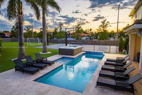 House in Miami, Florida 8 bedrooms, 411.19 sq.m. № 1952653 - photo 3