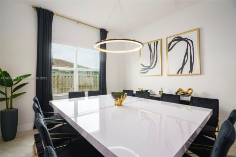 House in Miami, Florida 8 bedrooms, 411.19 sq.m. № 1952653 - photo 22