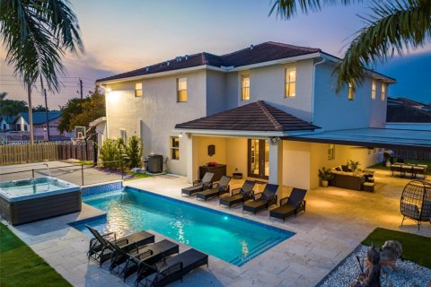 House in Miami, Florida 8 bedrooms, 411.19 sq.m. № 1952653 - photo 5