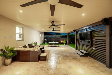 House in Miami, Florida 8 bedrooms, 411.19 sq.m. № 1952653 - photo 13