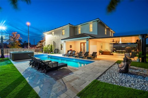 House in Miami, Florida 8 bedrooms, 411.19 sq.m. № 1952653 - photo 10
