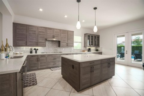 House in Miami, Florida 8 bedrooms, 411.19 sq.m. № 1952653 - photo 2