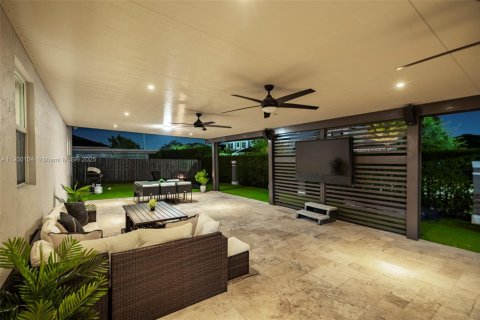 House in Miami, Florida 8 bedrooms, 411.19 sq.m. № 1952653 - photo 12