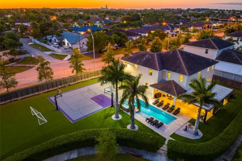 House in Miami, Florida 8 bedrooms, 411.19 sq.m. № 1952653 - photo 4