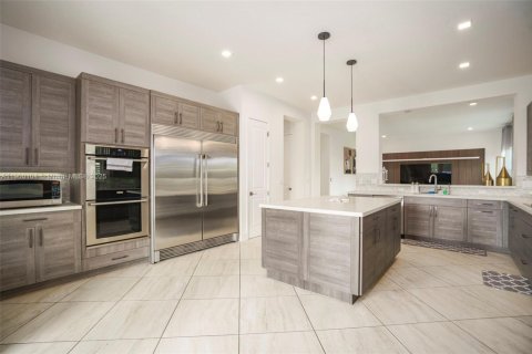 House in Miami, Florida 8 bedrooms, 411.19 sq.m. № 1952653 - photo 25