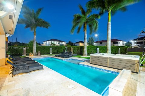 House in Miami, Florida 8 bedrooms, 411.19 sq.m. № 1952653 - photo 8