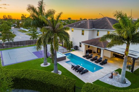 House in Miami, Florida 8 bedrooms, 411.19 sq.m. № 1952653 - photo 1